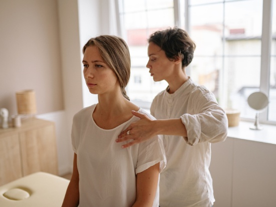 Il corpo che ricorda: come l’osteopatia aiuta a liberare le tensioni emotive