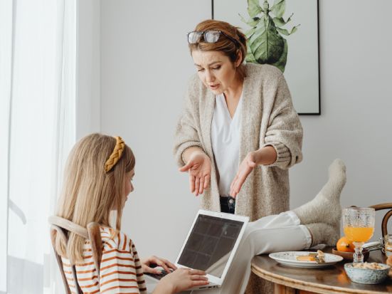 Postura sbagliata: rischi e consigli pratici per migliorarla