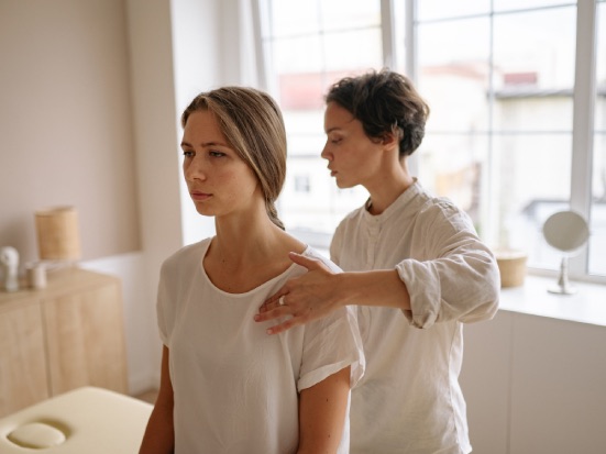 Come l’osteopatia aiuta nei disturbi legati alla postura da smartphone