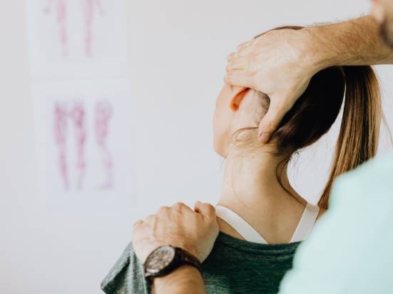 Osteopatia cranio-sacrale: come il trattamento agisce su stress e tensioni profonde